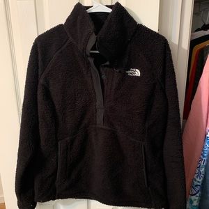 Sherpa Black The North Face pullover